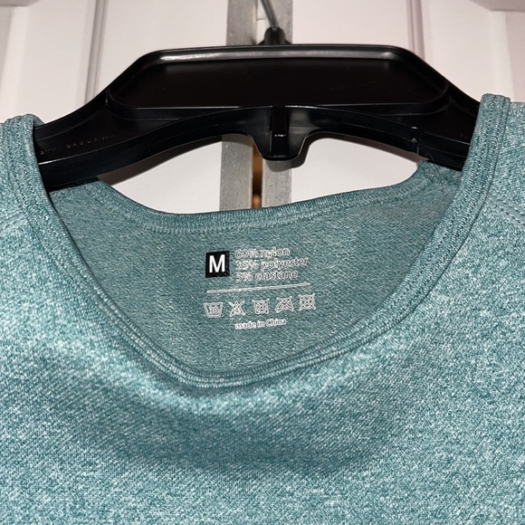 Active workout top - Picture 3 of 3